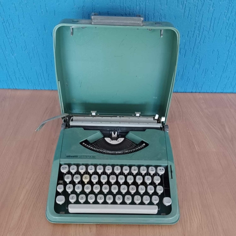 Máquina de escrever Olivetti Lettera 82