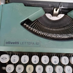 Máquina de escrever Olivetti Lettera 82 na internet