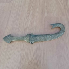 Adaga ornamental de inspiração oriental com bainha curva