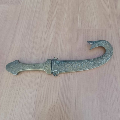 Adaga ornamental de inspiração oriental com bainha curva