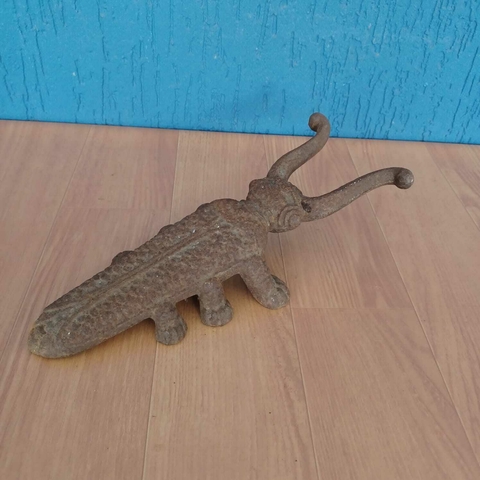 Escaravelho em ferro descalçador de sapatos