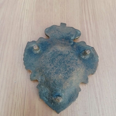 Antigo e raro cinzeiro em Bronze ricamente trabalhado com brasão de Portugal na internet