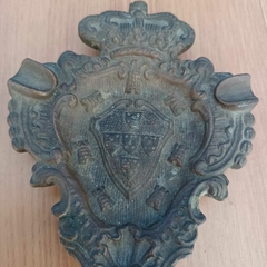 Antigo e raro cinzeiro em Bronze ricamente trabalhado com brasão de Portugal - comprar online