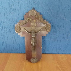 Crucifixo em metal, base de madeira, anos 50