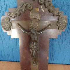 Crucifixo em metal, base de madeira, anos 50 - comprar online