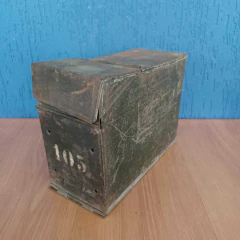 Antiga caixa militar com numeração, provavelmente para carregar munição. - comprar online