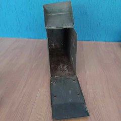 Antiga caixa militar com numeração, provavelmente para carregar munição. na internet