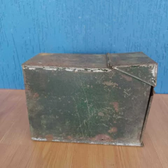 Antiga caixa militar com numeração, provavelmente para carregar munição. - Kombina Antiguidades – Tesouros Raros e Peças de Colecionador