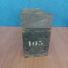 Antiga caixa militar com numeração, provavelmente para carregar munição.