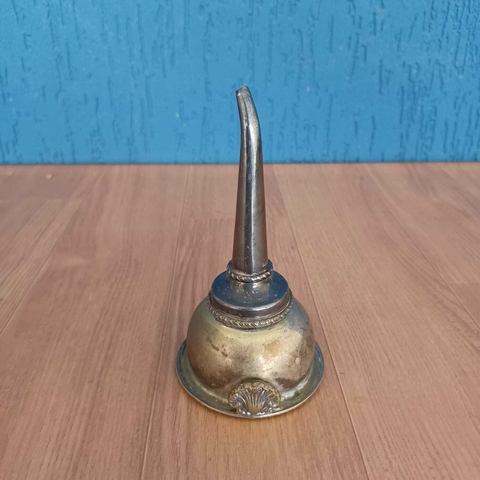 Rarissimo e centenário Funil com coador em metal banho de prata com desgastes