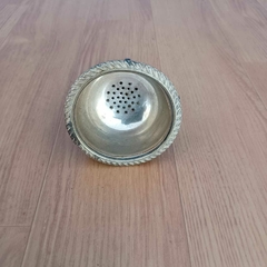 Rarissimo e centenário Funil com coador em metal banho de prata com desgastes na internet