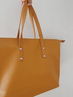 Cartera Alegra mostaza y negra en internet