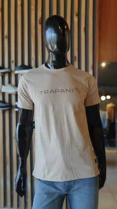 REMERA TRAPANI (FRONT LOGO BEIGE)