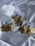 Brinco  Flor Relevo Dourado