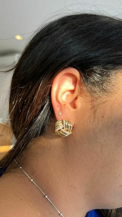Brinco Achatado Dourado com Strass