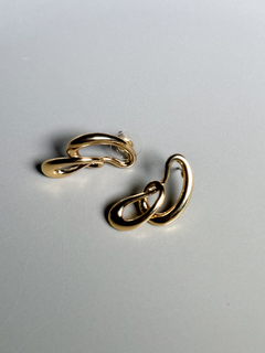 Brinco Orgânico Elos Entrelaçados Dourado na internet