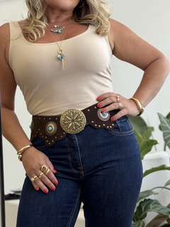 Cinto Boho em Couro Legítimo com Apliques Metálicos e Pedraria Turquesa