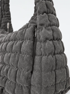 Bolso acolchado oversize COS - comprar online