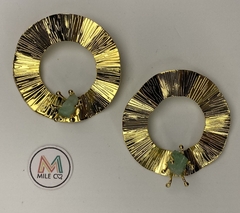 A-102 Aretes de bronce con baño de oro, circulo delgado ondulado con piedra de murralla
