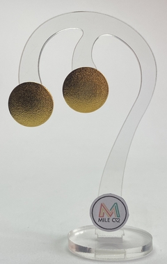 A-23 Aretes en bronce con baño en oro en forma de circulo y con textura martillada