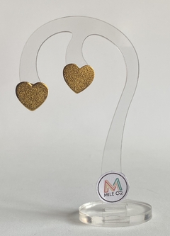 A-28 Aretes de bronce con baño de oro en forma de corazón con textura