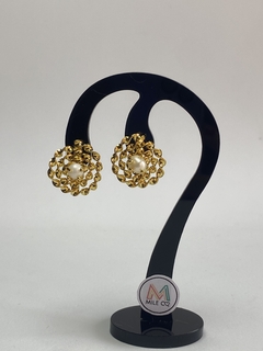 A-32 Aretes de bronce con baño en oro en forma de espiral enroscado con una perla rusa en el centro