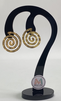 A-43 Aretes de bronce con baño de oro en forma de espiral en lamina con textura