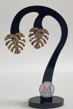 A-45 Aretes de bronce con baño de oro en forma de hoja con textura