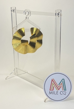 A-63 Aretes de bronce con baño de oro, lamina en forma circular con textura y ondulada - comprar online