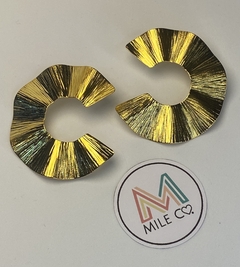 A-63 Aretes de bronce con baño de oro, lamina en forma circular con textura y ondulada