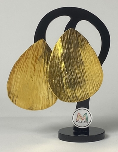 A-64 Aretes de bronce con baño de oro, lamina en forma de gota con textura