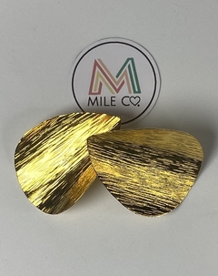 A-64 Aretes de bronce con baño de oro, lamina en forma de gota con textura - Mile Co