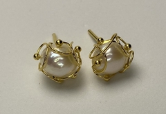 A-72 Aretes de perla rusa blanca en nido de bronce con baño de oro