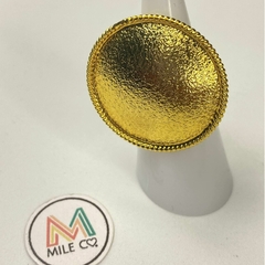 B-13 Anillo en bronce con baño de oro en forma de circulo con textura y borde en trenza