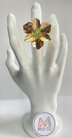 B-21 Anillo en forma de orquídea con 6 pétalos y centro en piedra murralla