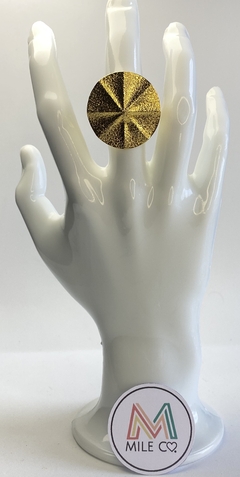 B-32 Anillo en bronce con baño de oro en forma de lamina circular con ejes y textura en internet