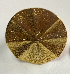 B-32 Anillo en bronce con baño de oro en forma de lamina circular con ejes y textura - comprar online