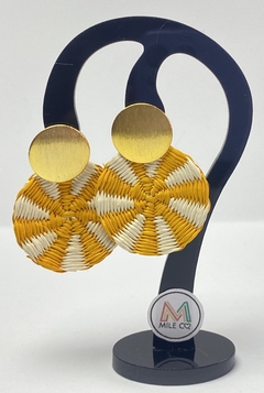 D-10 Aretes en palma de iraca tejida con herrajes en bronce con baño en oro de color fucsia o amarillo