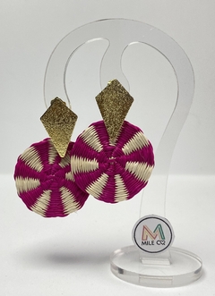 D-10 Aretes en palma de iraca tejida con herrajes en bronce con baño en oro de color fucsia o amarillo - comprar online