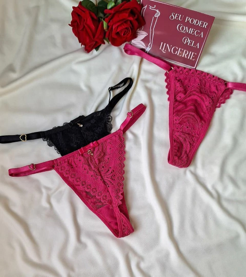 Calcinha Nanda Toda Em Renda Com Pingente E Regulagem Nas Laterais