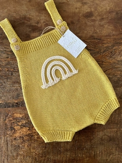 Romper produzido com fio hipoalergênico, com toque macio, proporcionando muito conforto para os bebês.  O arco-íris é aplicado manualmente.