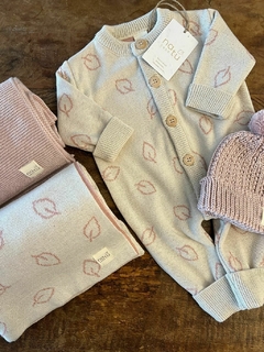 Macacão Folhas da Natu bebê. Deixe seu bebê quentinho e cheio de estilo no outono e inverno.  Nos tamanhos P (0 a 3 meses), M (3 a 6 meses) e G (6 a 9 meses).