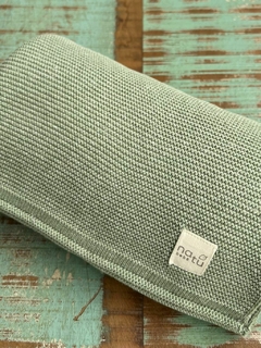 Manta produzida com fio hipoalergênico e toque extremamente macio, proporcionando muito conforto para os pequenos.  Disponível em diversas cores.
