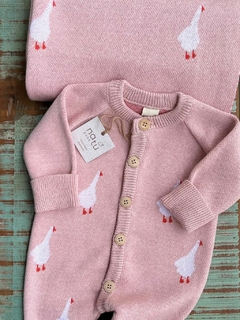 Macacão Ganso Rosa da Natu bebê. Quentinho e macio. Nos tamanhos RN, P (0 a 3 meses) e M (3 a 6 meses).