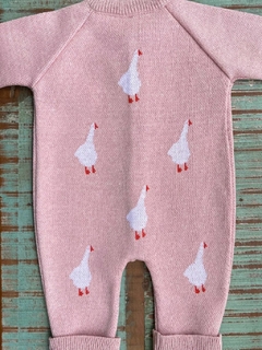 Macacão Ganso Rosa da Natu bebê. Quentinho e macio. Nos tamanhos RN, P (0 a 3 meses) e M (3 a 6 meses).
