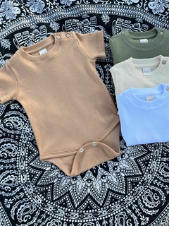 Body em Algodão Egípcio manga curta Avelã, com tingimento natural. Possui um toque suave e macio, proporcionando muito conforto para os bebês. Nos tamanhos P, M e G.