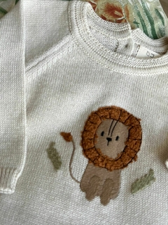 Macacão Leão da Natu bebê. Nos tamanhos RN e P. Vista seu bebê com conforto, estilo e consciência ambiental. Valorizamos a sustentabilidade e o cuidado com o meio ambiente.