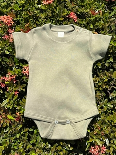 Body em Algodão Egípcio manga curta Folhar, com tingimento natural. Possui um toque suave e macio, proporcionando muito conforto para os bebês. Nos tamanhos P, M e G.