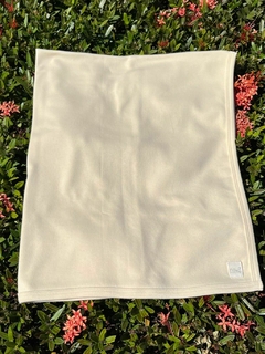 Manta Natu bebê, em Algodão Egípcio com tingimento natural cor ninive.  Possui um toque extremamente suave e macio, proporcionando muito conforto para os bebês.