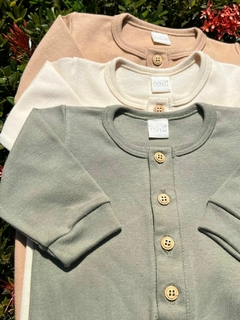 Macacão Natu bebê, em Algodão Egípcio com tingimento natural.  Possui um toque extremamente suave e macio, proporcionando muito conforto para os bebês.
